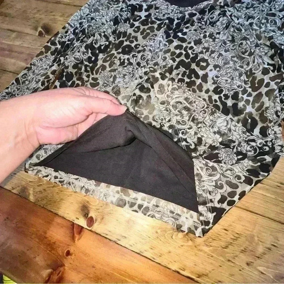 Chicos Easy wear Shirt/ vest 2 piece Set Size 1  Faux Suede Vest Abstract Animal - Picture 8 of 11